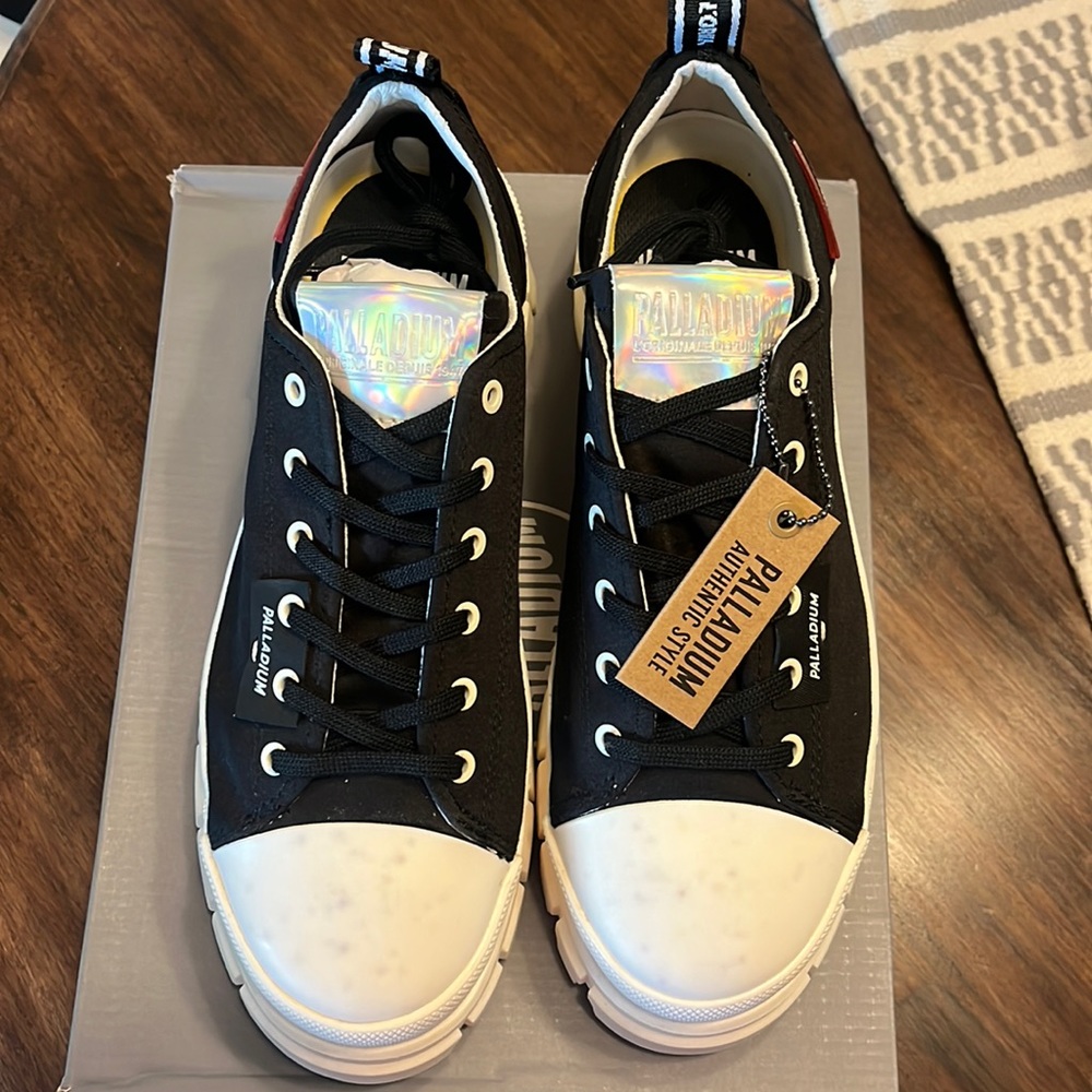 Womens 10

Palladium 

Revolt lo tx
